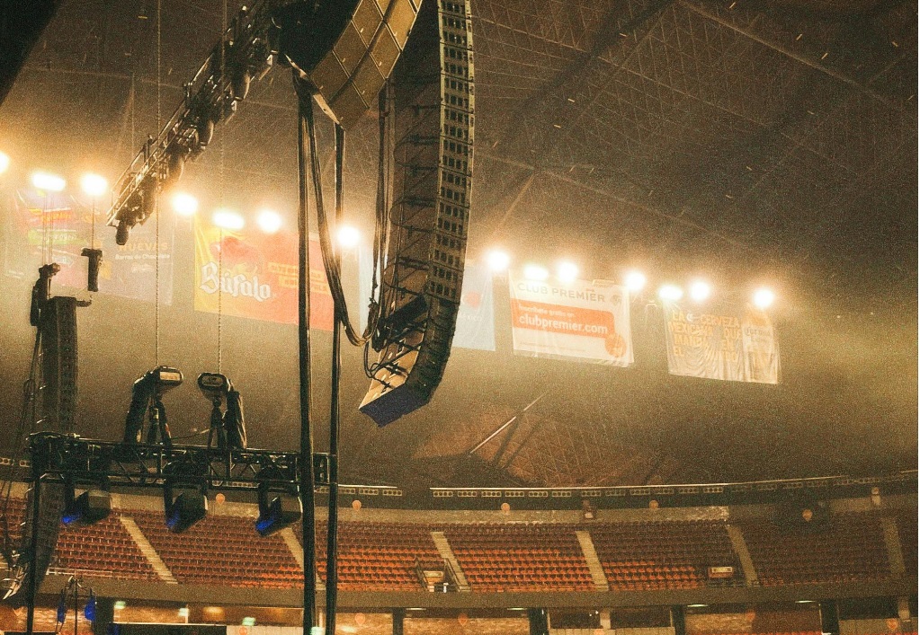 Der Sound der Giganten: Die Physik hinter der Stadion-Akustik (Tour-Check: Bryan Adams)